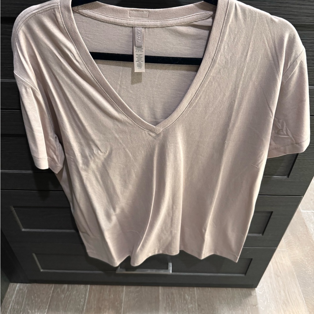 Skims Women’s V-Neck Beige-Rose Top
